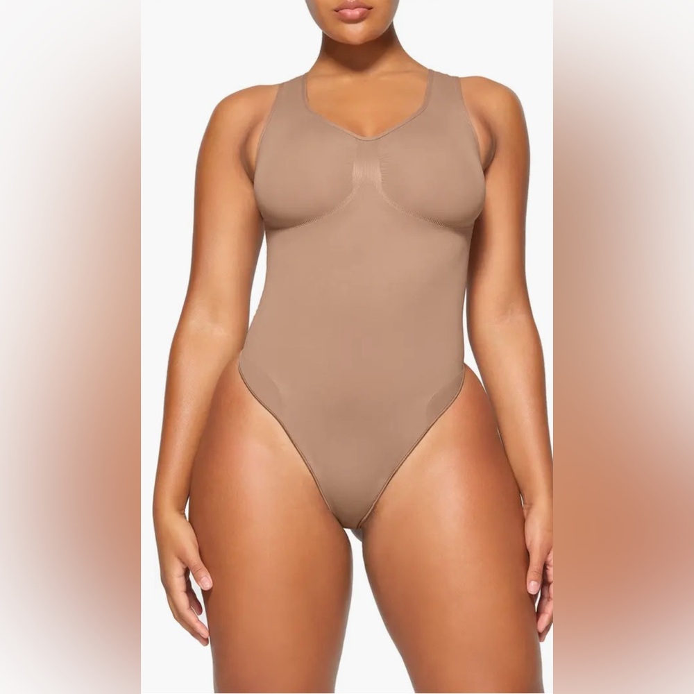 NWT SKIMS Seamless Sculpt Scoop Neck Thong Bodysuit in Color: BRONZE